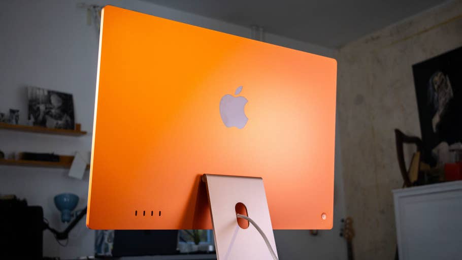 iMac M4 2024 orange vue de lu0027arrière avec le logo Apple visible.