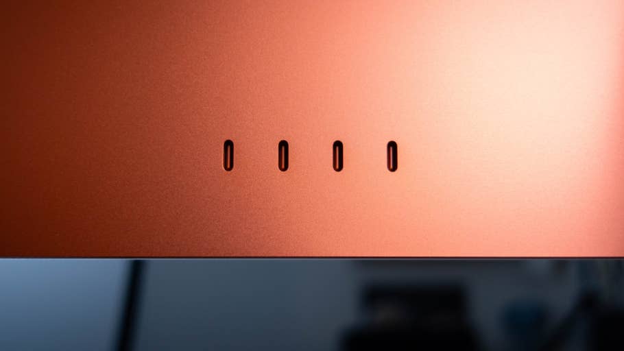 Gros plan sur le panneau supérieur du0027un Apple iMac M4 2024 avec quatre ports.
