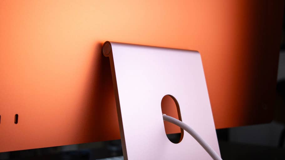 Gros plan de lu0027arrière du0027un Apple iMac M4 2024 avec un design élégant et gestion des câbles.