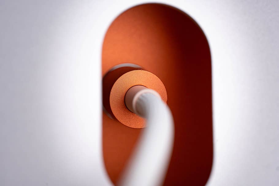 Gros plan du0027une connexion de câble sur le design de lu0027Apple iMac M4 (2024).