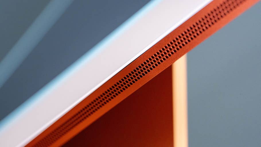 Gros plan sur un Apple iMac M4 (2024) montrant son design élégant et sa grille de haut-parleur.