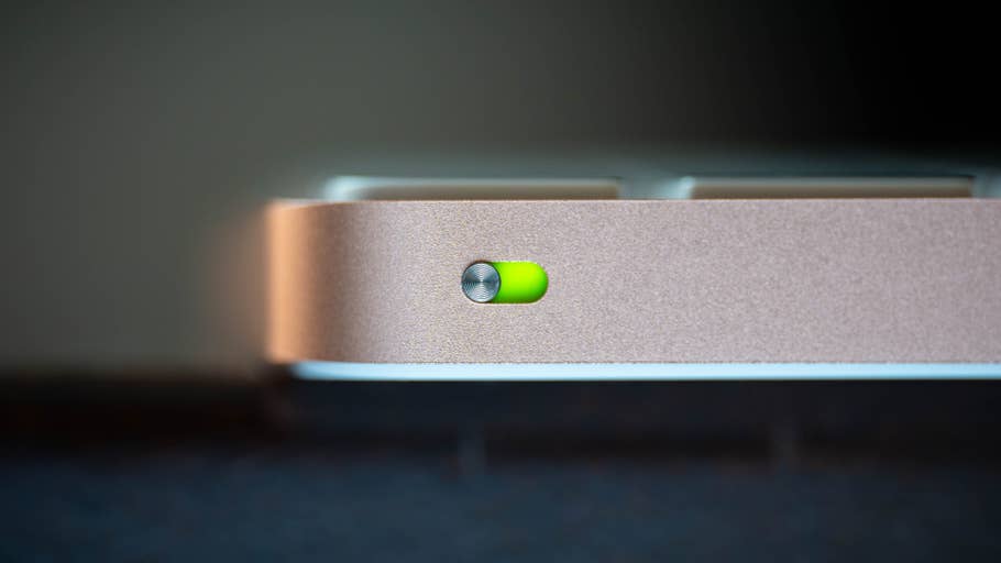 Gros plan du0027un Apple iMac M4 (2024) montrant un témoin lumineux.