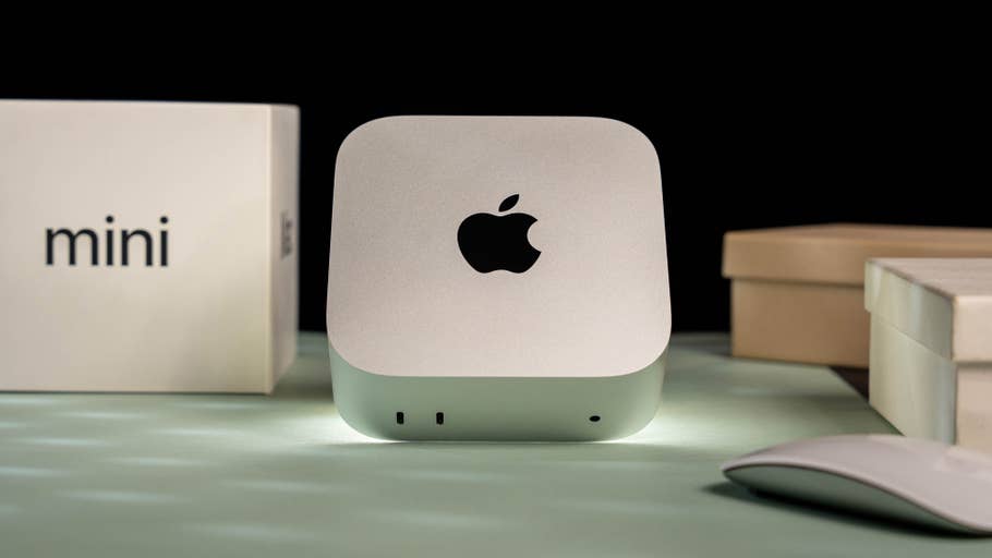 Apple Mac Mini M4 2024 sur une surface avec une souris et des boîtes en arrière-plan.