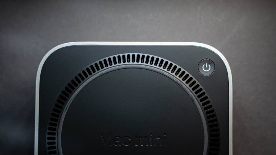 Vue de dessus du0027un Apple Mac Mini M4 2024 avec un bouton du0027alimentation et un design de ventilation.