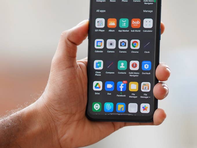 Smartphone en une main