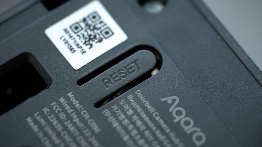 Trois écrans de smartphone affichant des recommandations de lieux photo et des informations météorologiques.