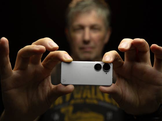 Test de l&rsquo;Asus Zenfone 10: Un flagship compact aussi mignon que v&eacute;loce