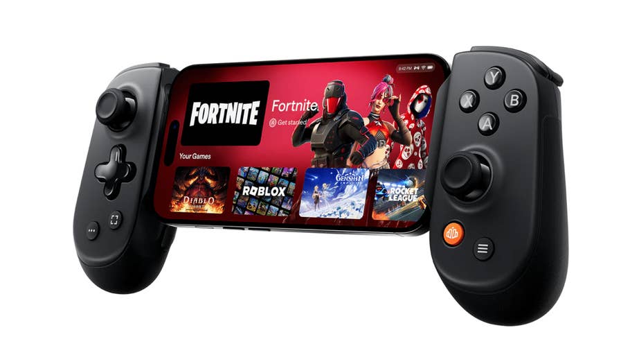 Un contrôleur mobile Backbone Pro attaché à un smartphone affichant Fortnite et du0027autres jeux.