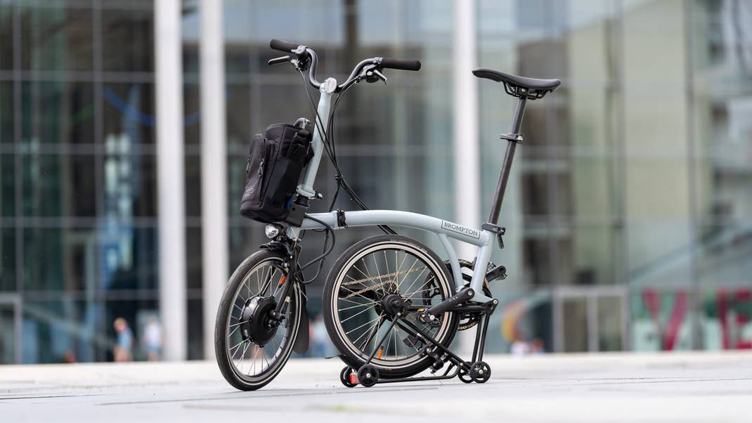 Le Brompton Electric P-Line en partie plié Le Brompton Electric P-Line en partie plié