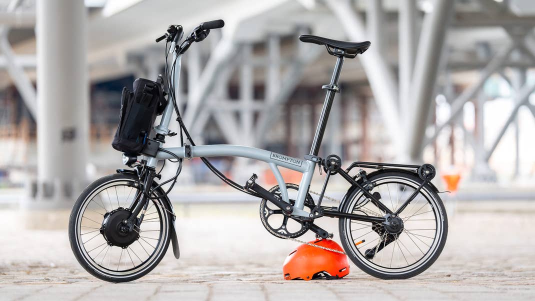 Une vue de profil du Brompton Electric P-Line Une vue de profil du Brompton Electric P-Line