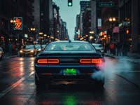 Une voiture électrique à moteur à combustion est arrêtée à un feu rouge dans une ville.