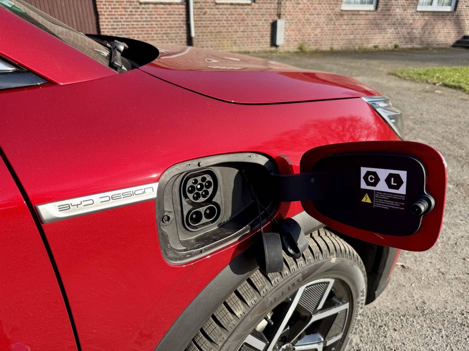 Gros plan sur un port de recharge de véhicule électrique BYD Atto 3 rouge.