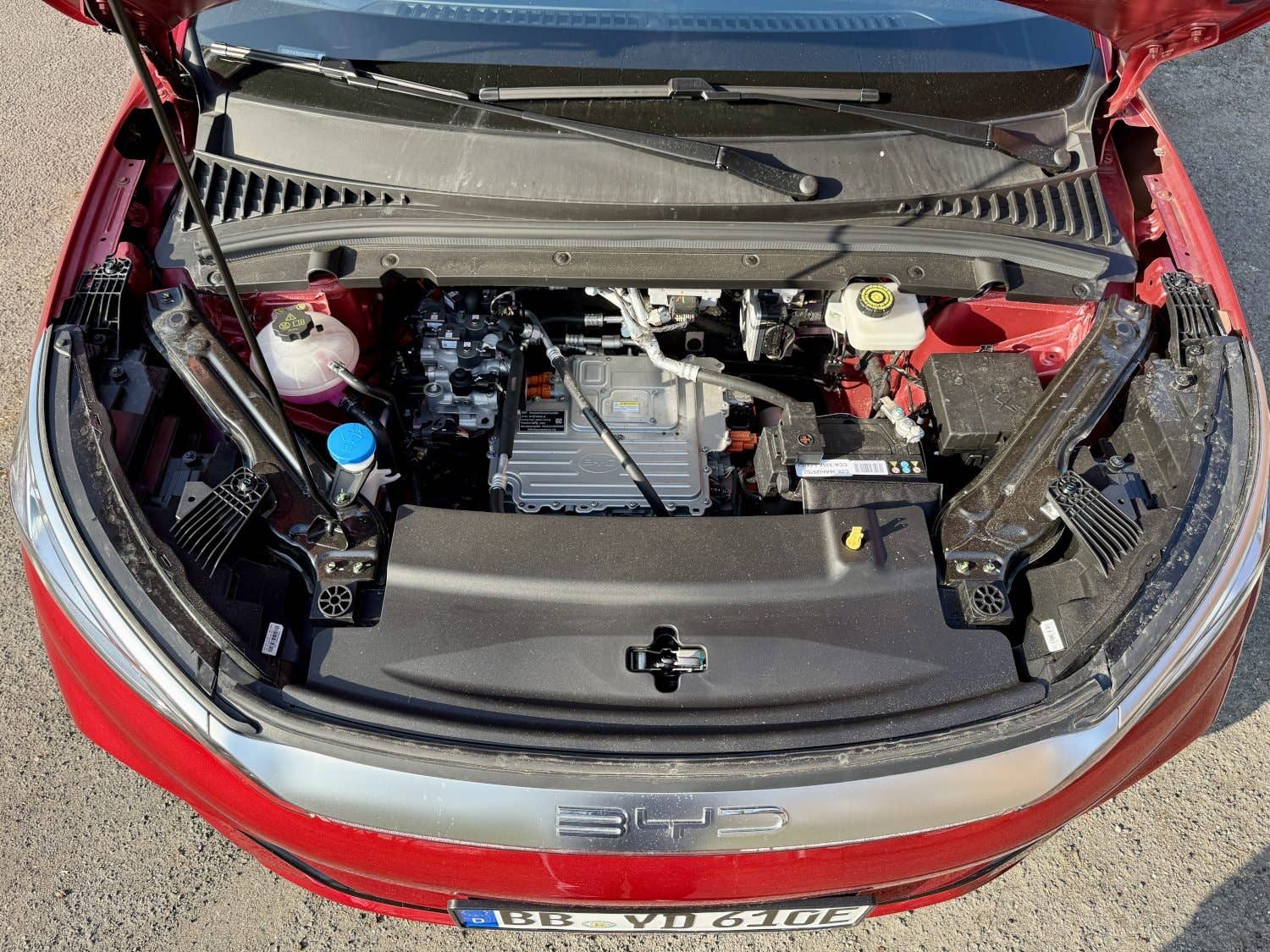 Compartiment moteur d'un BYD Atto 3 montrant les composants et la disposition.