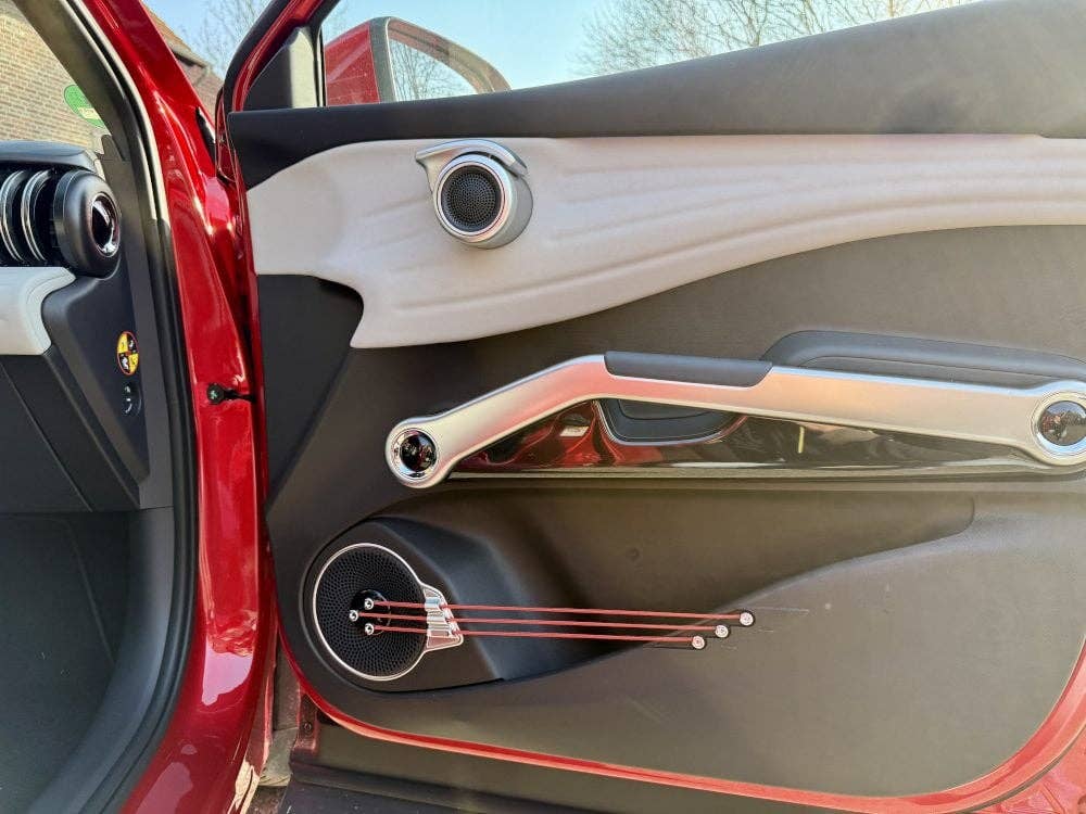 Vue intérieure d'une porte de voiture BYD Attp 3 avec un design élégant et un haut-parleur.