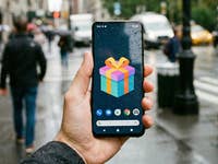 Smartphone avec un cadeau sur l'écran