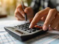 Quelqu'un tape sur la calculatrice