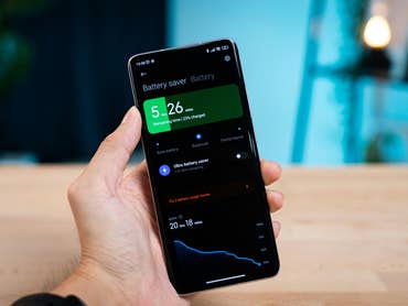 Un smartphone avec un indicateur de batterie