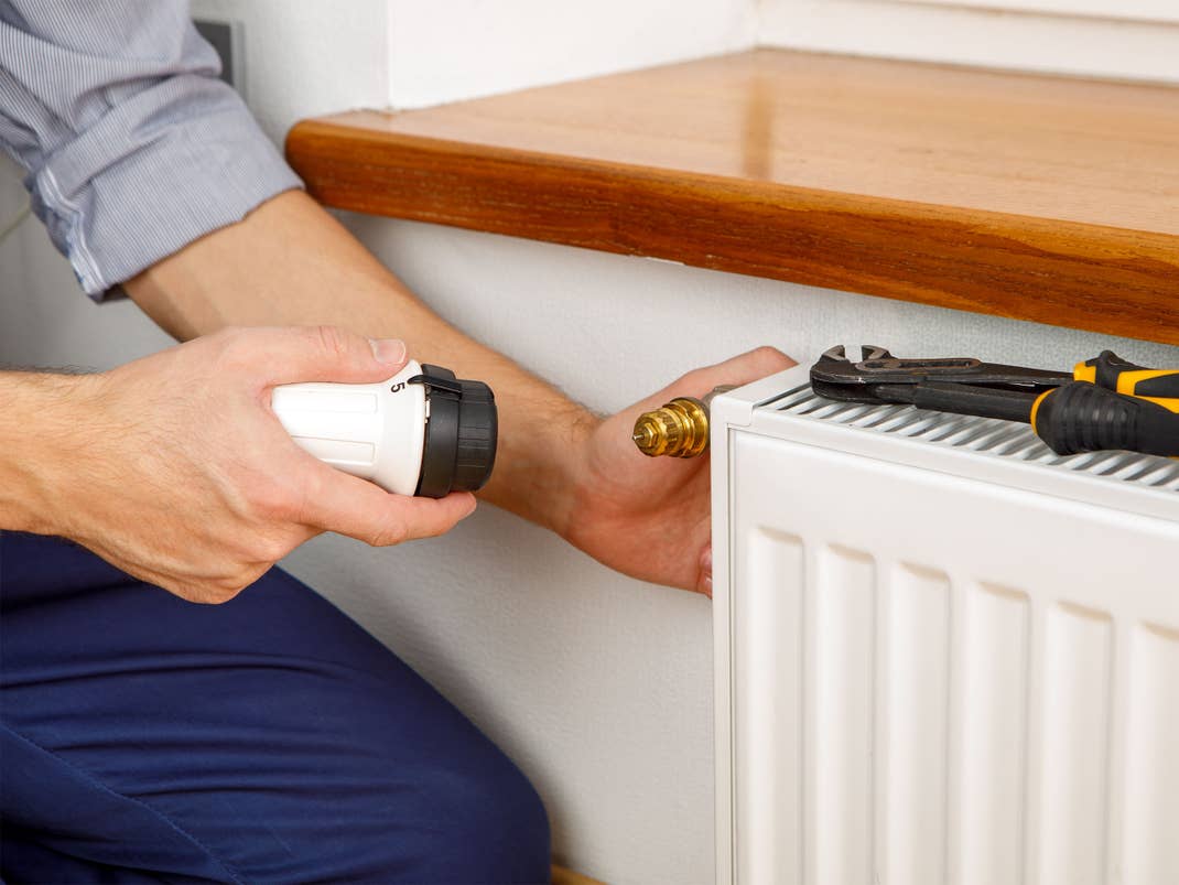 Das Heizthermostat lässt sich bei den meisten Heizkörpern einfach entfernen