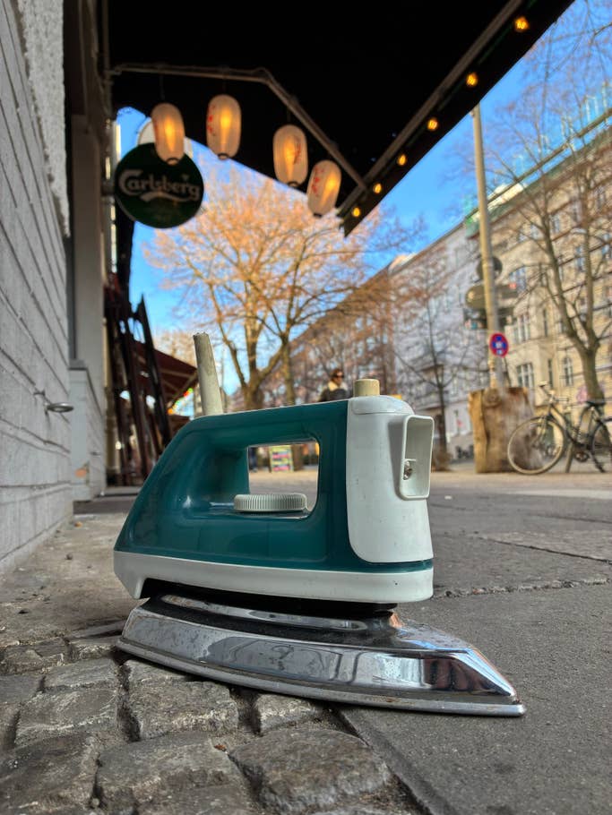 Gros plan avec lu0027Apple iPhone 16e - Caméra principale 1x