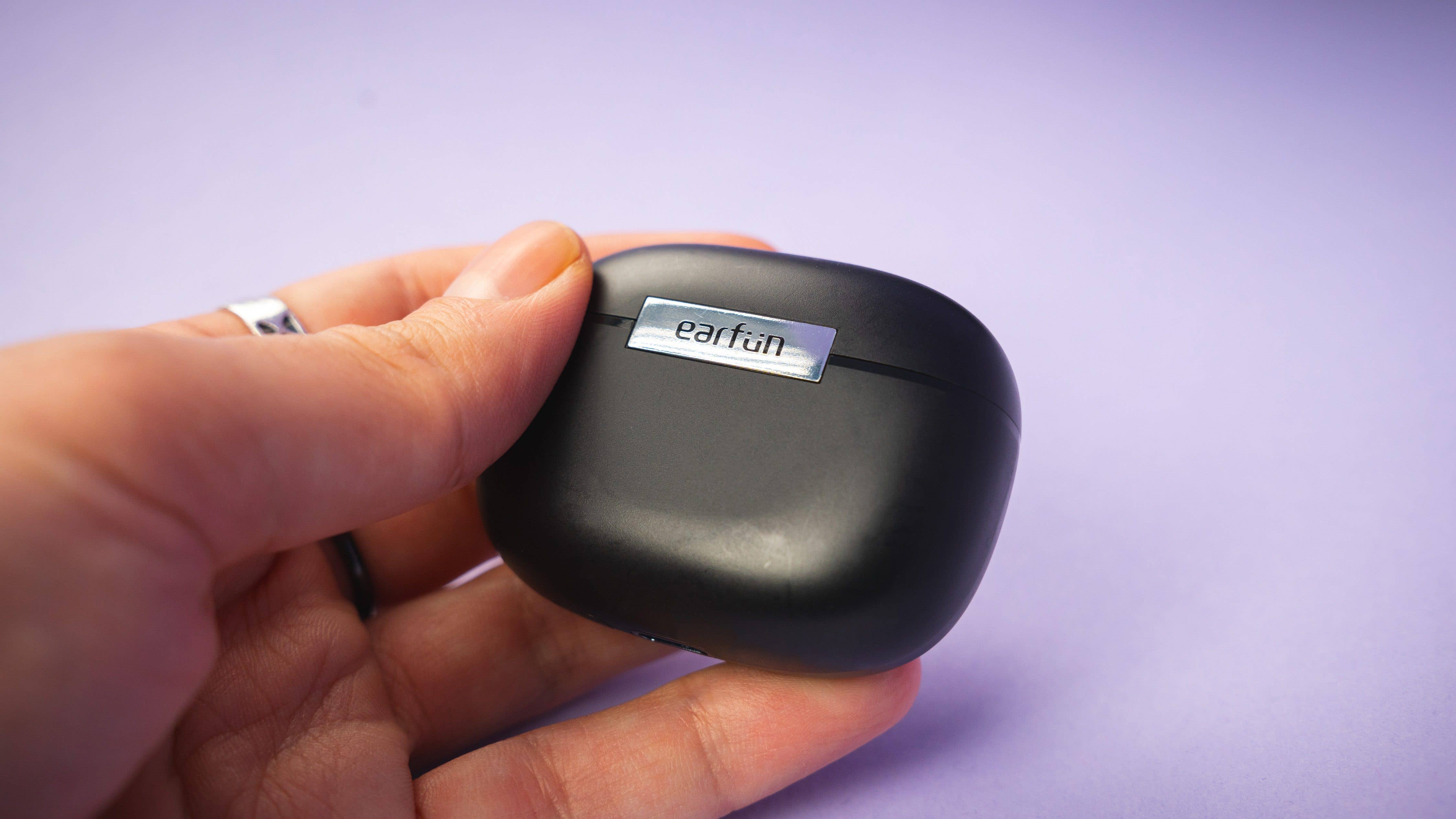 Le boitier de recharge des EarFun Air 2