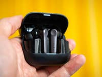 Les EarFun Air Pro 4+ sur un fond jaune