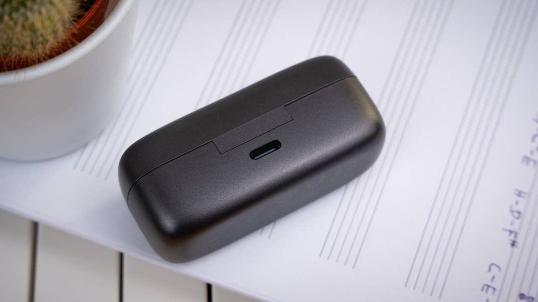 Le boîtier de recharge des EarFun Free Pro 3 vu de haut avec son couvercle fermé Le boîtier de recharge des EarFun Free Pro 3 vu de haut avec son couvercle fermé