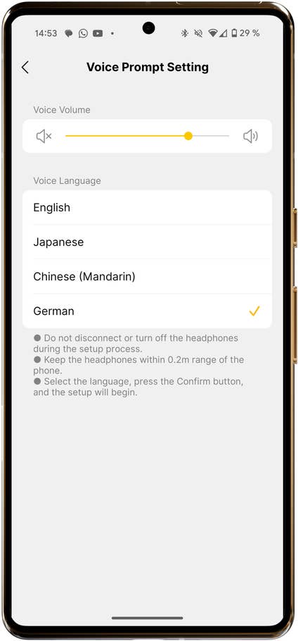 Écran de paramètres pour les écouteurs EarFun Tune Pro avec volume vocal et options de langue.