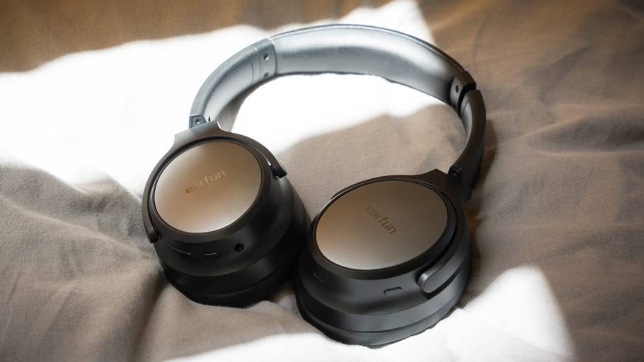 Une paire de casques EarFun Tune Pro noirs reposant sur une surface grise.