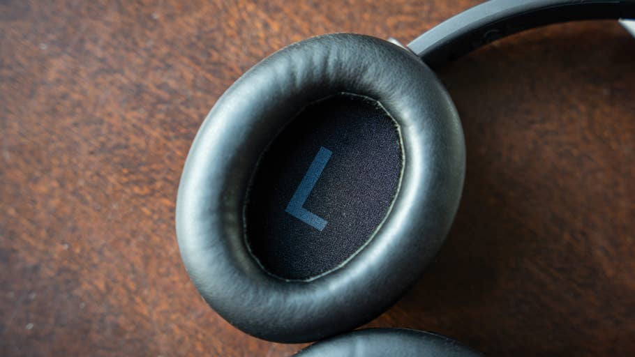 Gros plan de lu0027oreillette gauche des écouteurs EarFun Tune Pro montrant un u0027Lu0027 pour gauche.