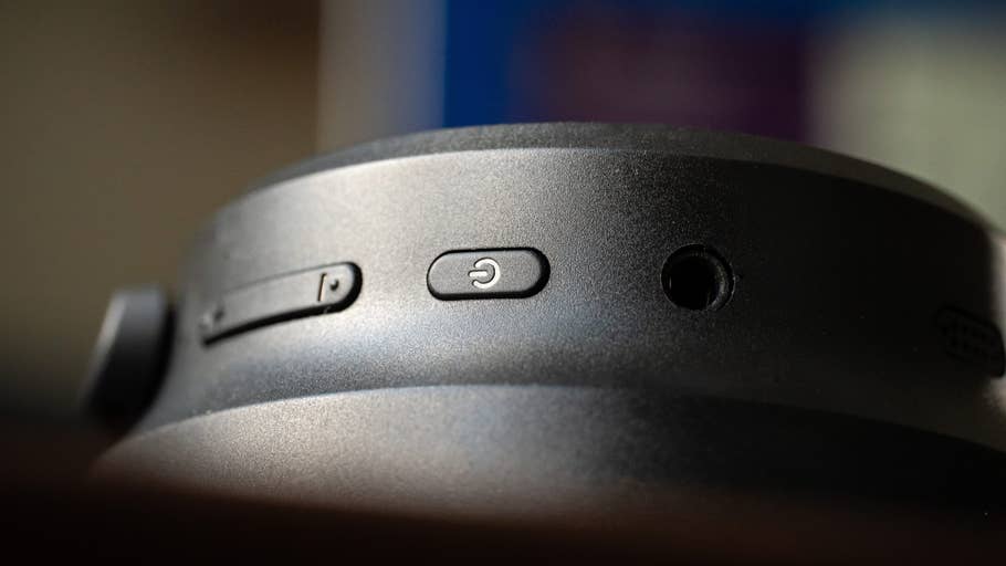 Gros plan des commandes sur lu0027EarFun Tune Pro, avec des boutons et une prise casque.