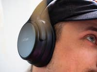 Gros plan sur une personne portant des écouteurs EarFun Tune Pro.