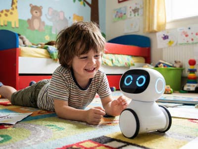 Un enfant et un robot jouant ensemble