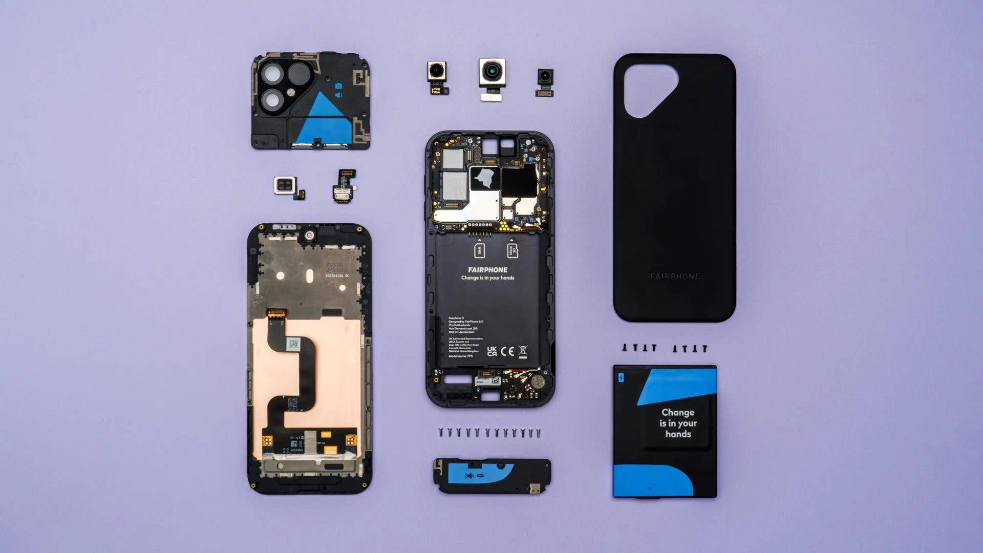 Composants du Fairphone 5 démontés sur fond violet, y compris le boîtier, la batterie et les pièces de caméra. Composants du Fairphone 5 démontés sur fond violet, y compris le boîtier, la batterie et les pièces de caméra.
