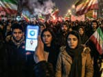 Des manifestants en Iran et un smartphone équipé de Telegram.