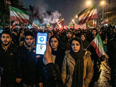 Des manifestants en Iran et un smartphone équipé de Telegram.