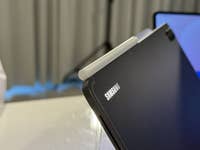 Samsung Galaxy Tab S11 avec stylet attaché, logo visible et arrière-plan flou.