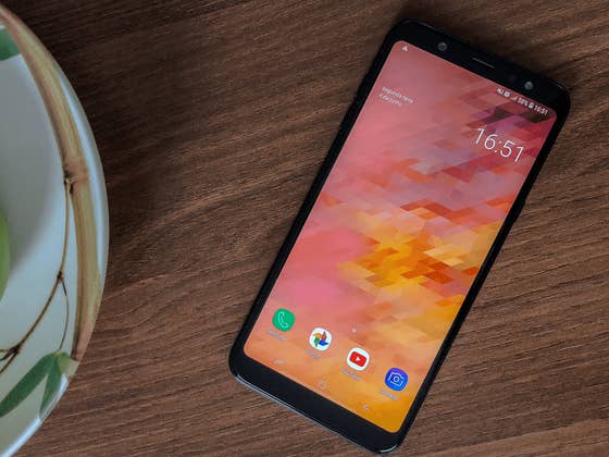 Prise en main du Galaxy A6+ : le nouveau milieu de gamme de Samsung