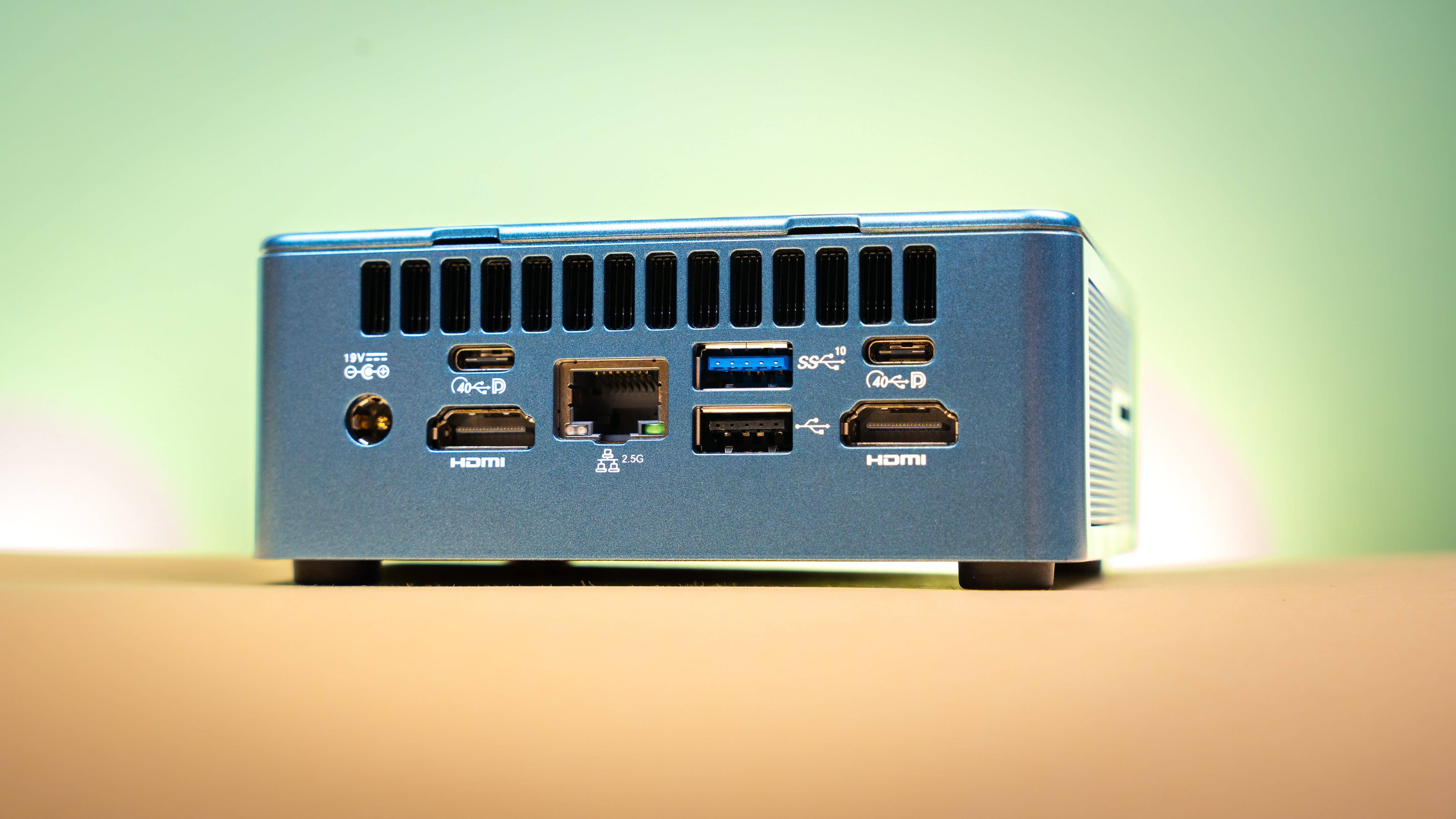 Le Geekom Mini IT 12 vu de dos avec ses ports d'entrée et de sortie