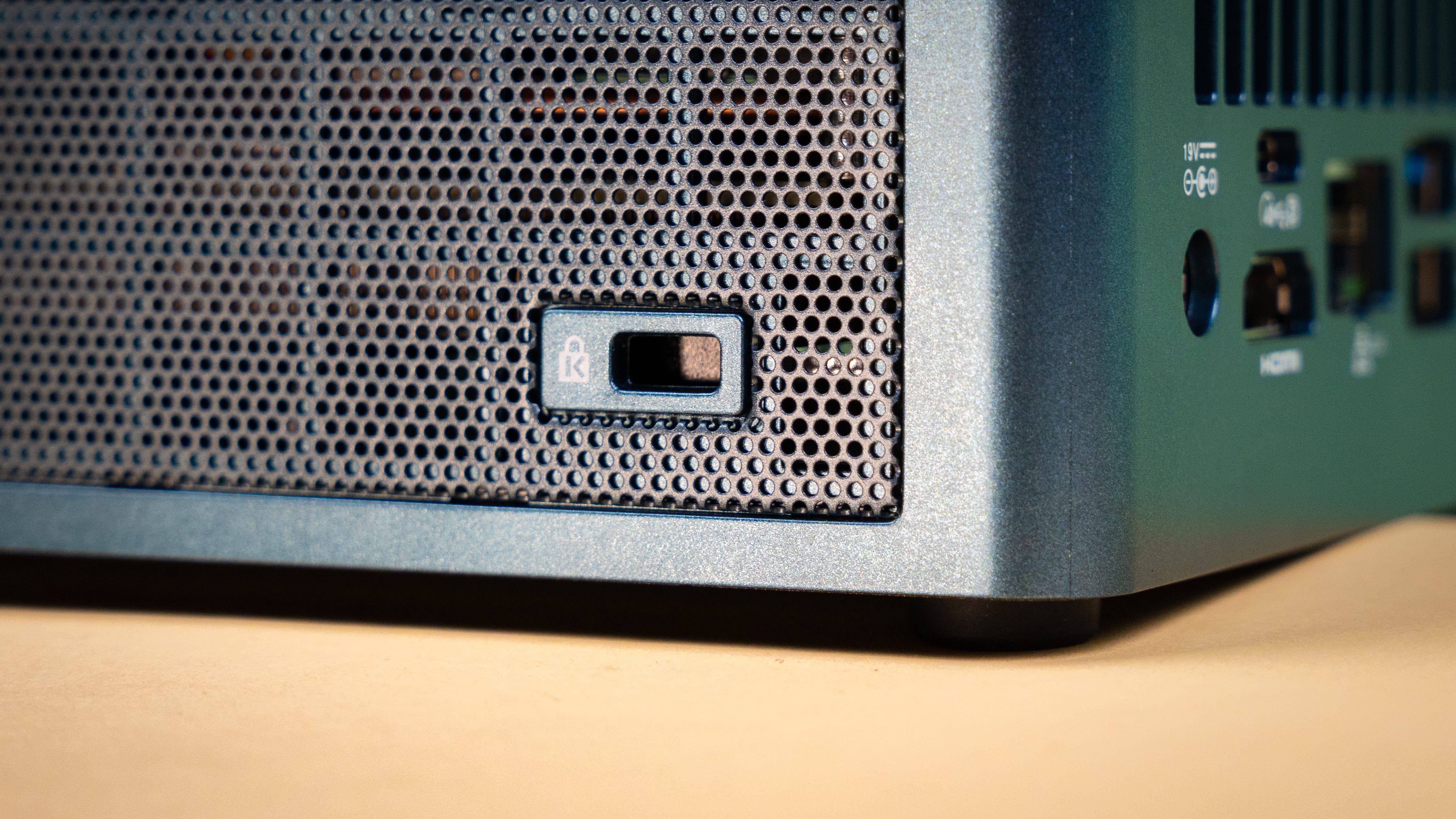 Vous pouvez sécuriser le mini PC avec le verrou Kensington.