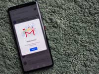 L'application de messagerie électronique GMail de Google sur l'écran d'un téléphone portable