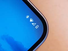 Gros plan de l'écran d'un téléphone Google Pixel 9 affichant des icônes d'état.