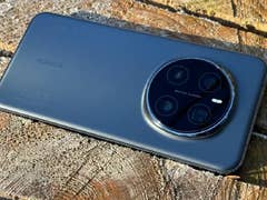 Smartphone Honor Magic 7 Pro avec un module photo circulaire sur une surface en bois.