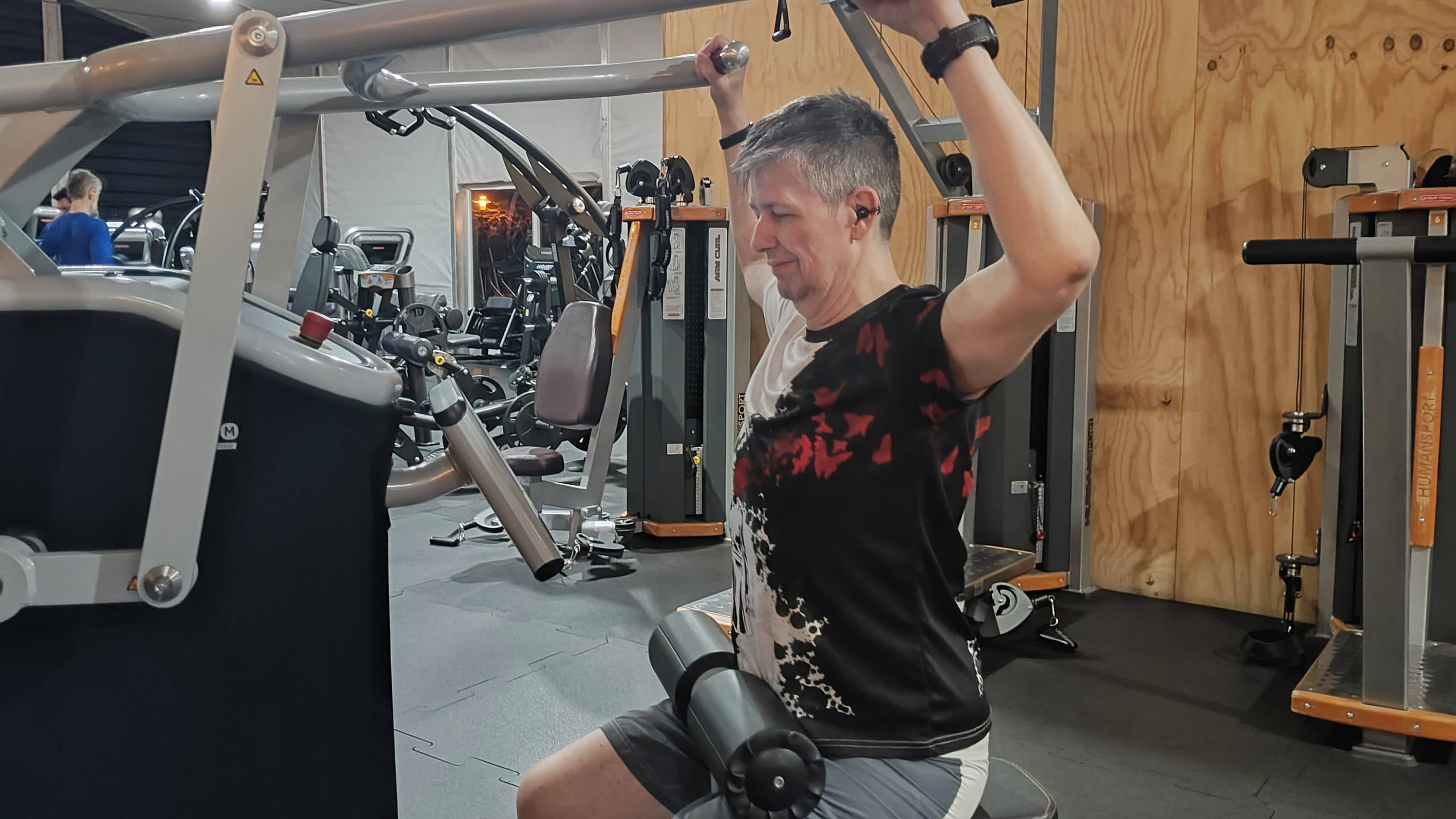 Notre testeur portant les Huawei FreeClip en utilisant une machine d'exercice dans une salle de gym