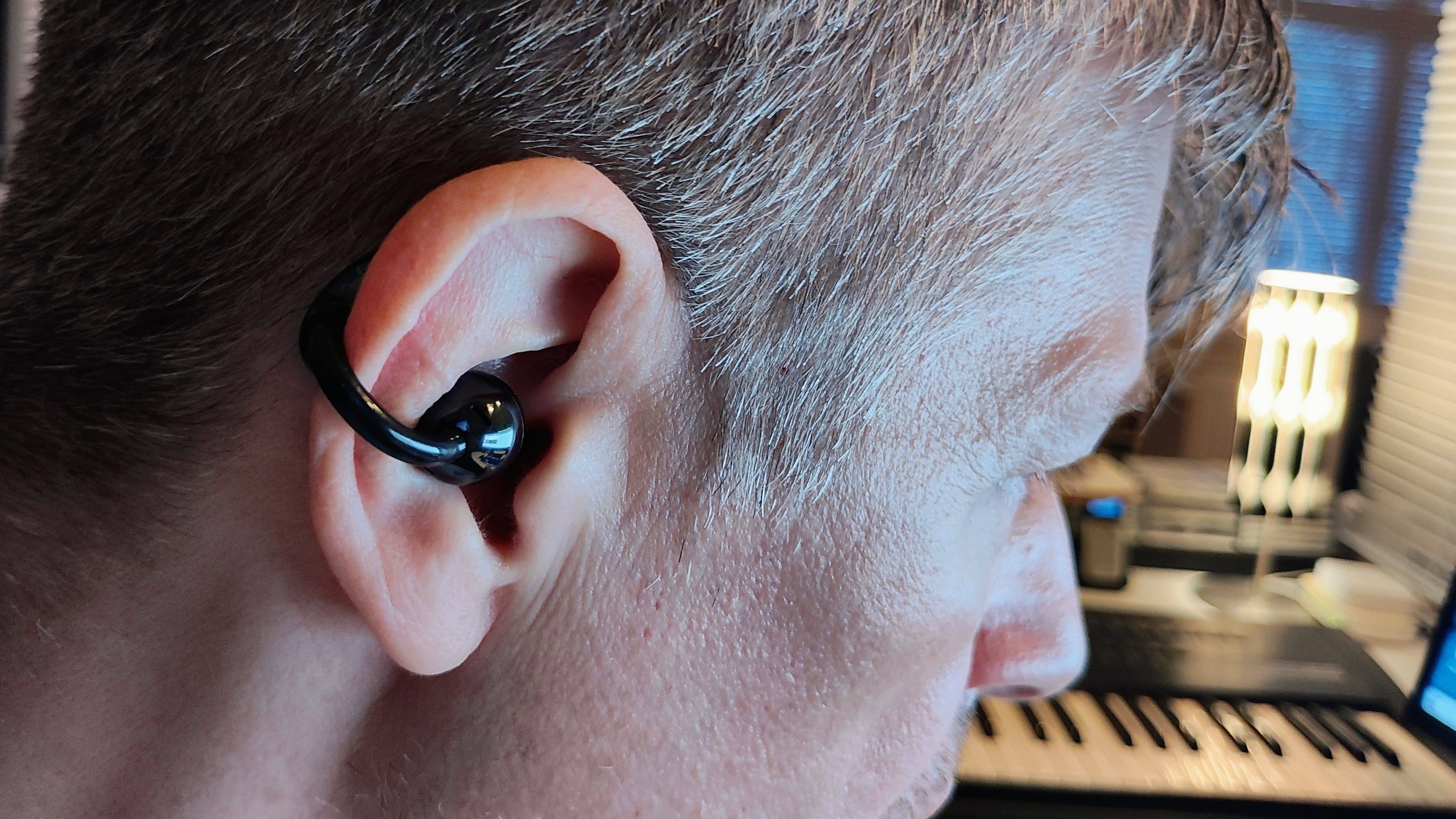 Les Huawei FreeClip portés dans une oreille droite