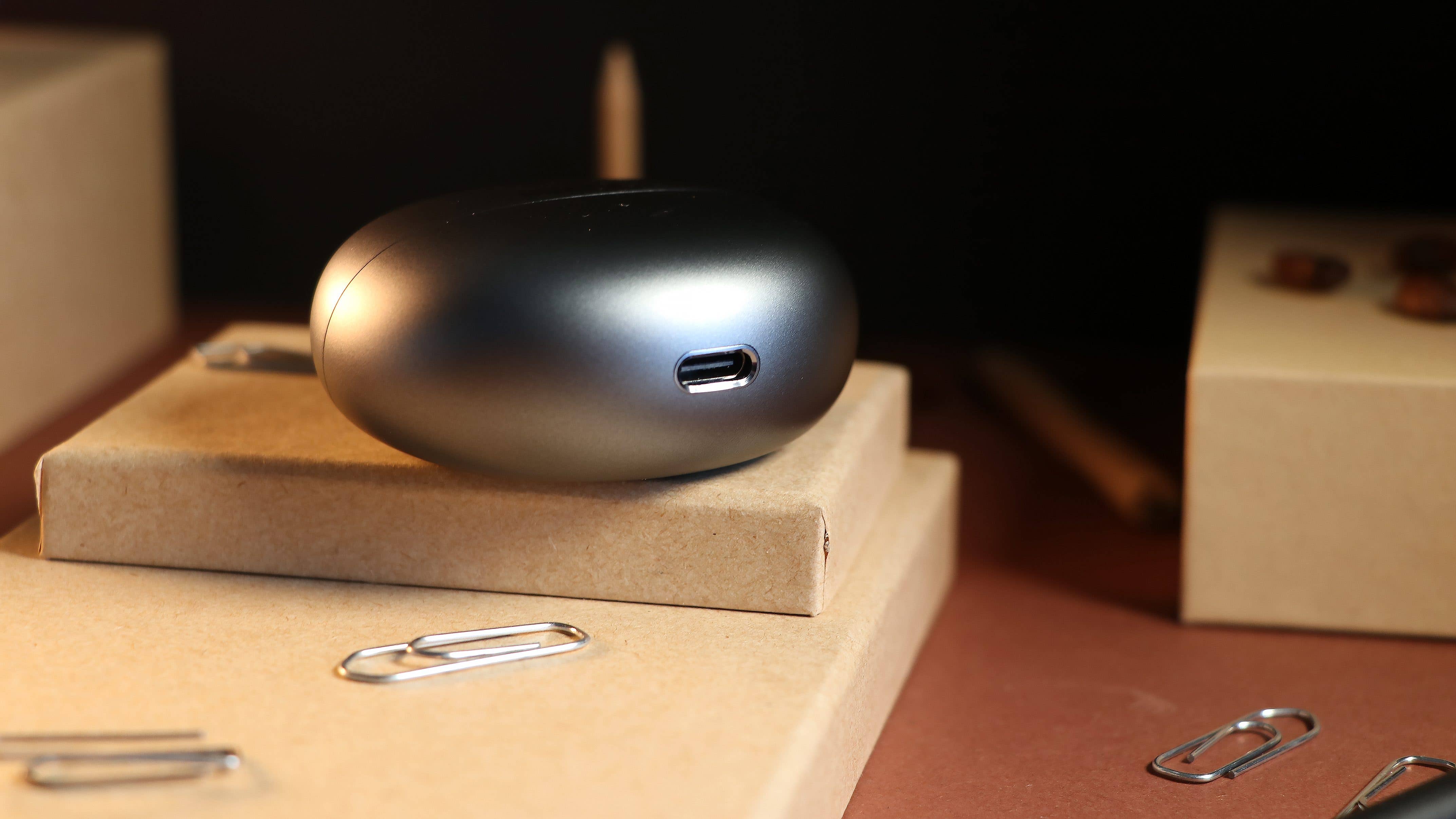 Le boîtier de recharge des Huawei FreeClip posé à plat avec une vue sur son port USB-C