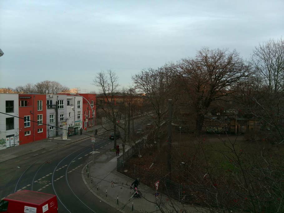 Vue du0027une rue avec des bâtiments colorés, des arbres et un parc dans un quartier résidentiel.