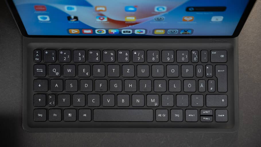 Vue de dessus du0027un Huawei MatePad Air avec un clavier connecté, affichant diverses icônes du0027application à lu0027écran.