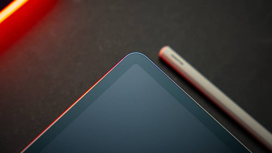 Gros plan sur le coin du0027une tablette Huawei MatePad Air avec un stylet à côté.