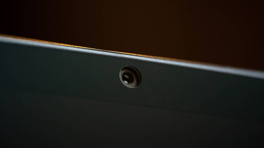 Gros plan de lu0027objectif de la caméra sur le Huawei MatePad Air.