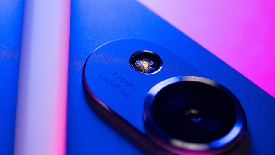 Gros plan sur un objectif de 13 MP sur un Huawei MatePad Air avec un éclairage de fond coloré.